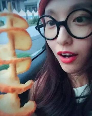 娱乐吃瓜酱女生被骗,揭秘娱乐圈背后的黑暗面