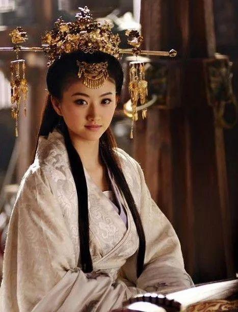娱乐吃瓜君 景甜,从争议到国际舞台，她的蜕变之路”